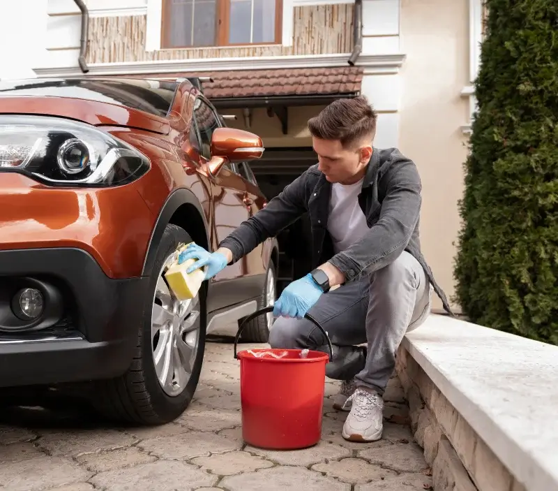 Lavage auto à domicile Bessay-sur-Allier : professionnel intervenant sur un véhicule